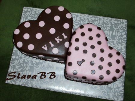 Torta " Srdiečka pre Viki - Hearts Cake" hnedé srdiečko: cesto: čokoládové plnka: parížska čokoládová ovocie: jahody ružové srdiečko: cesto: orechové plnka: karamelová váha: 3,2 kg